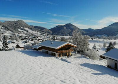 Chalet am Wetterkreuz in Reit im Winkl: Idyllische Winterlandschaft mit imposanten Bergen im Chiemgau unter strahlend blauem Himmel